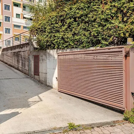 Free Private Parking Piazza Del Palio Stazione 3 Minuti A Piedi Dal Centro Апартаменты Асти